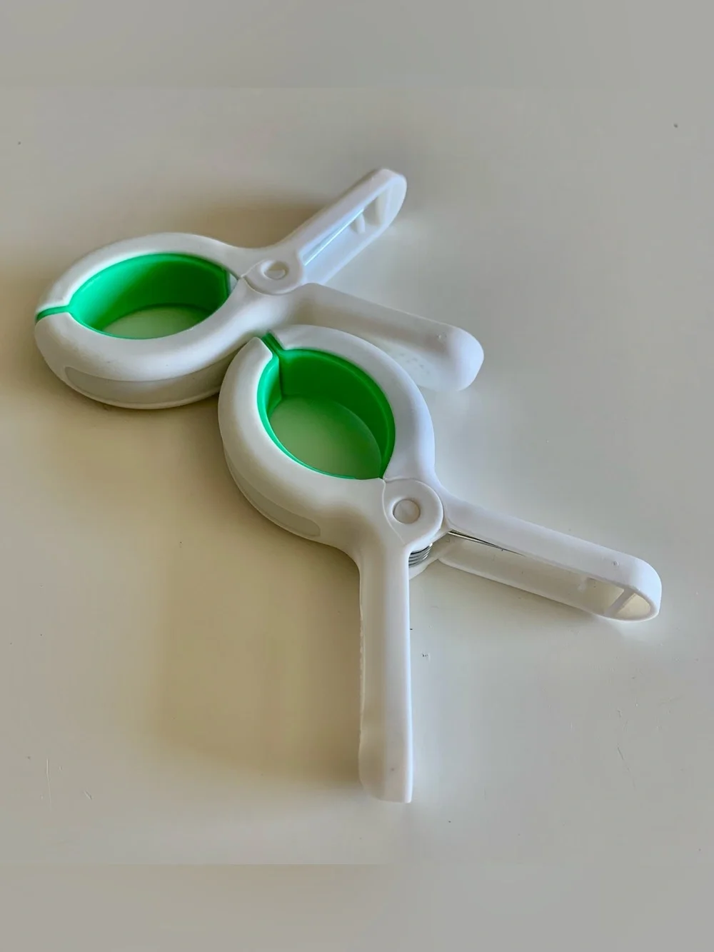 Beach Towel Clips Chair Clips Towel Holder White and Green NWOT